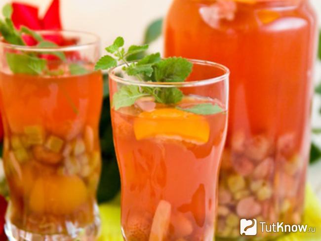 Компот из ревеня и клубники