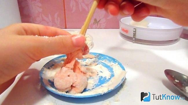 Лизун из муки