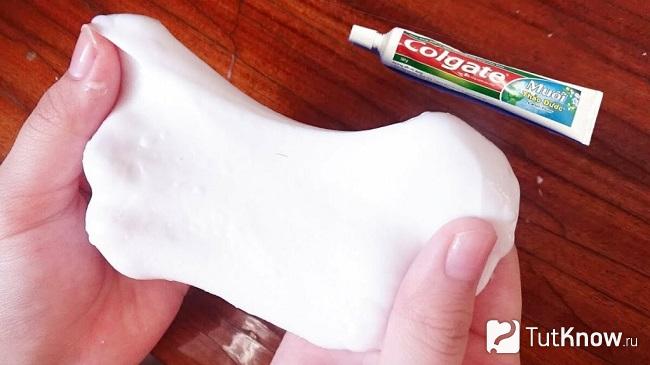 Слайм из зубной пасты с бурой