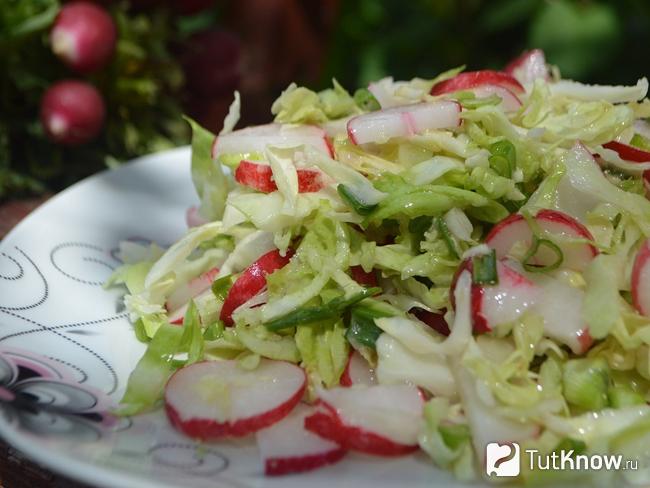 Салат с редиской и капустой