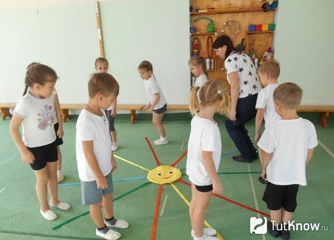 Дети играют