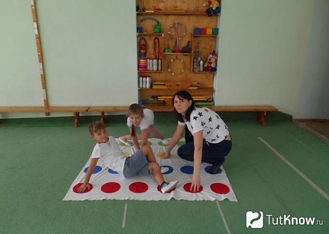 Дети играют