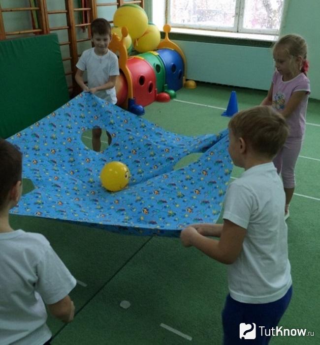 Дети играют