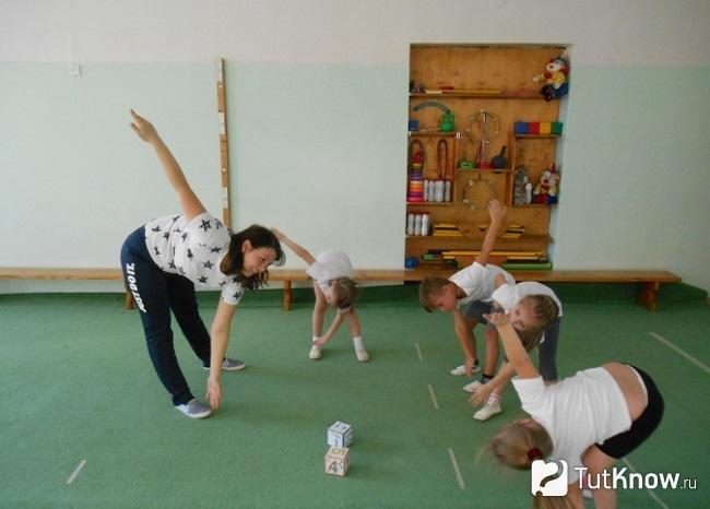 Дети занимаются спортом