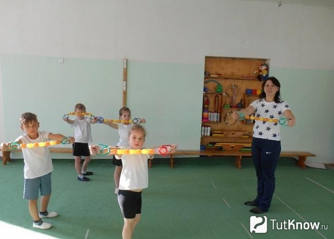 Дети занимаются спортом