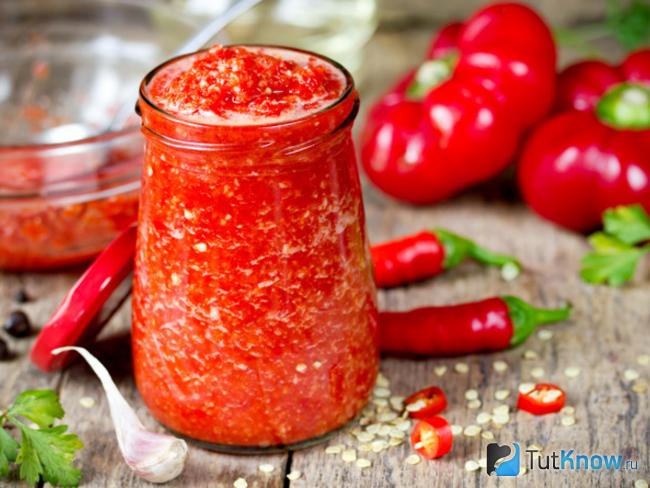 Аджика с морковью и яблоками