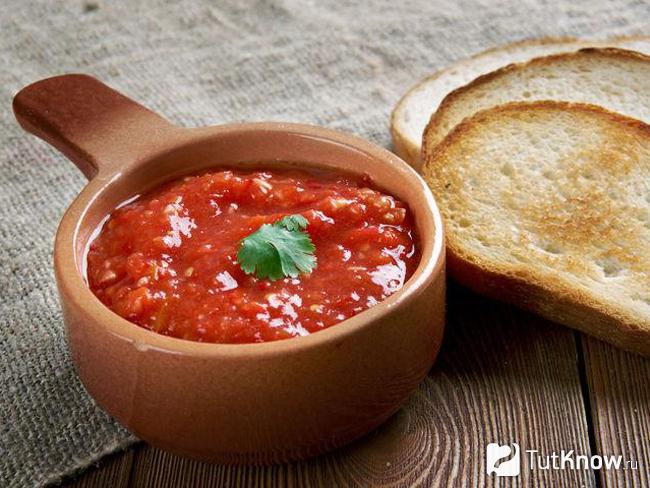 Аджика с яблоками и помидорами