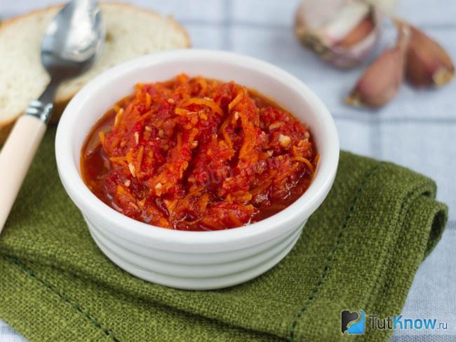 Аджика из яблок и перца