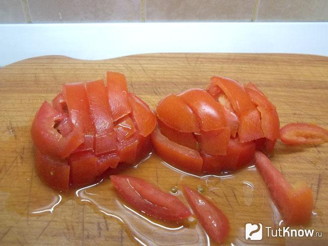 Помидоры нарезаны кусочками