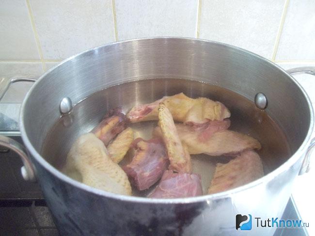 Курица залита водой
