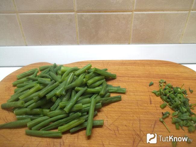 Спаржевая фасоль нарезана кусочками