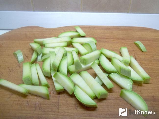 Кабачки нарезаны соломкой