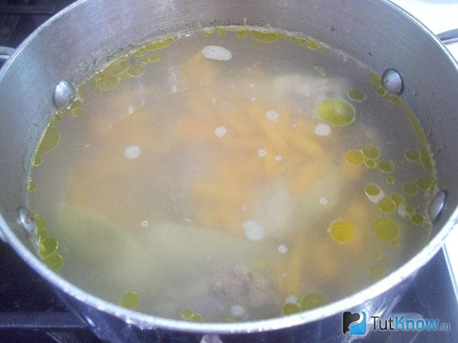 В бульон добавлена морковь
