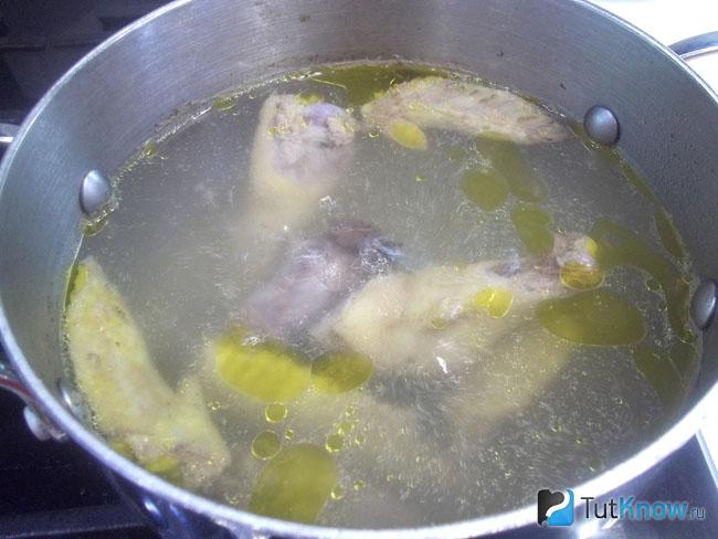 Курица и бульона сварены