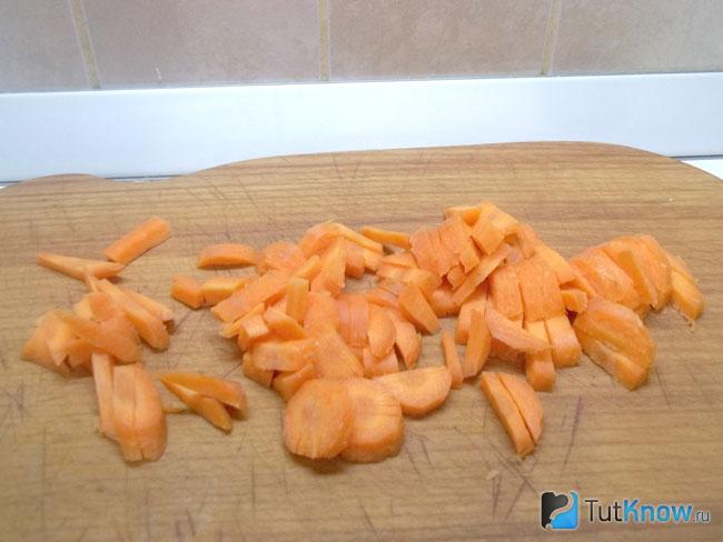 Морковь нарезаны соломкой