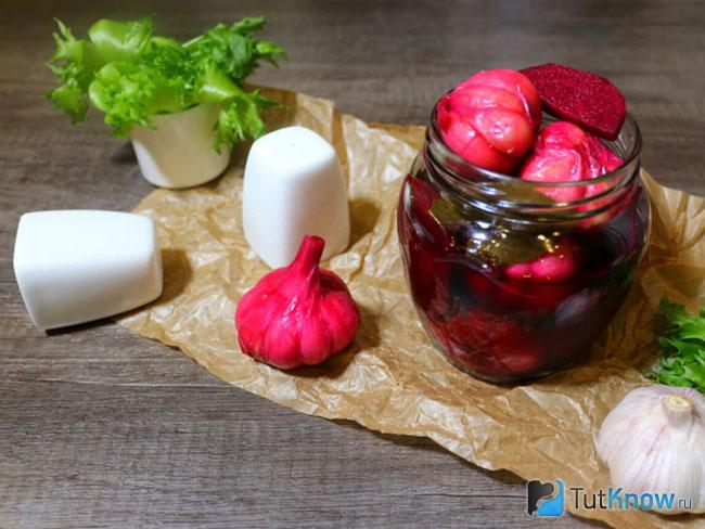 Маринованный чеснок со свеклой без стерилизации