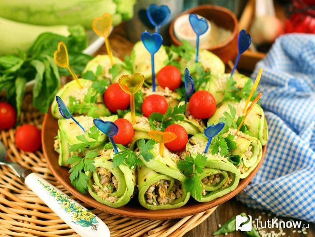 Рулетики из кабачков с куриной грудкой