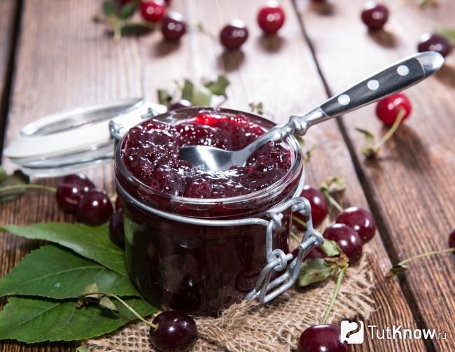 Вишневое варенье и ягоды вишни