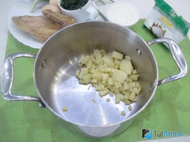 Картошка отварена, очищена и нарезана