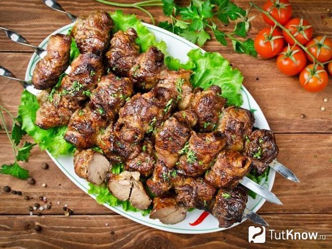 Шашлык из говяжьей печени на мангале