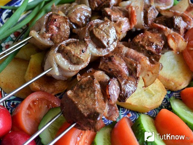 Шашлык из печени в жировой сетке