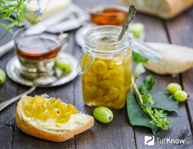 Бутерброд и варенье из крыжовника