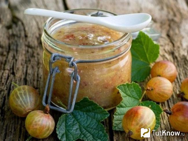 Сырое варенье из крыжовника с бананом