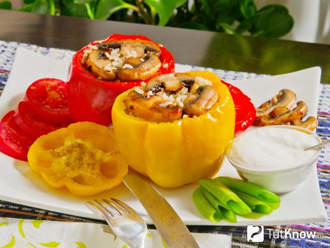 Перец, фаршированный гречкой и бараниной