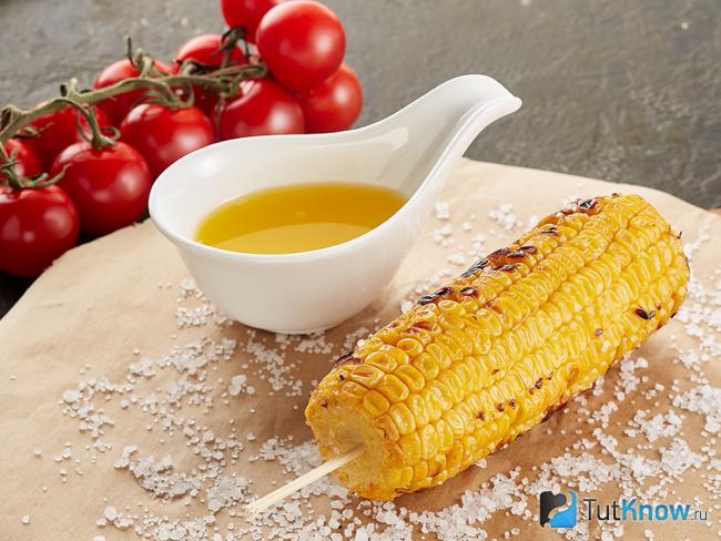 Готовая кукуруза на гриле