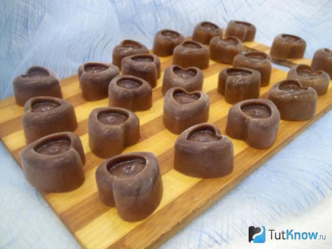 Готовые молочные кубики льда с какао и корицей