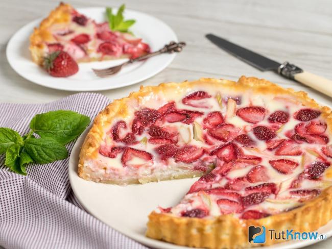 Готовые блюда из клубники и ревеня