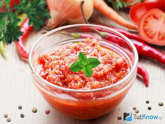 Готовая аджика с яблоками