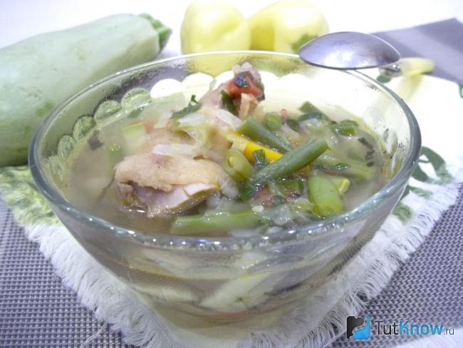 Готовый минестроне на курином бульоне с капустой и кабачками