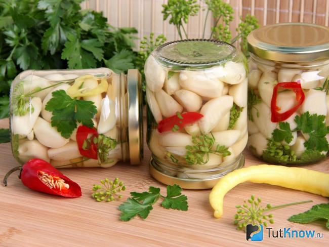 Готовый маринованный чеснок
