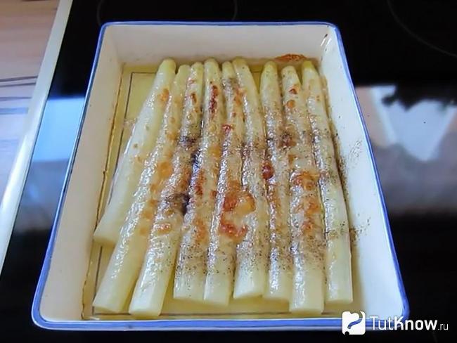 Запеченная белая спаржа в духовке