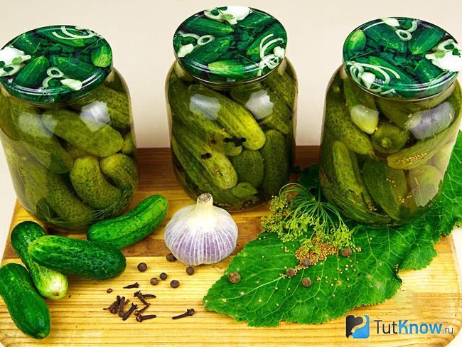 Быстрые маринованные огурцы в банке