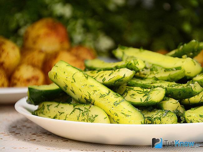 Маринованные огурцы в кастрюле