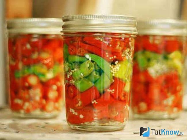 Маринованный горький перец с луком и чесноком на зиму без стерилизации