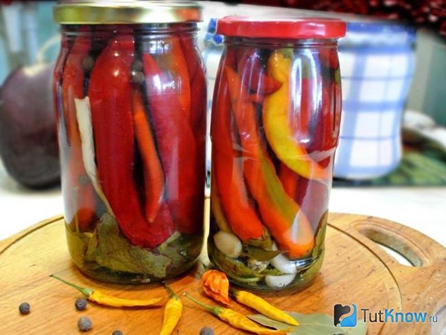 Маринованный горький перец целиком