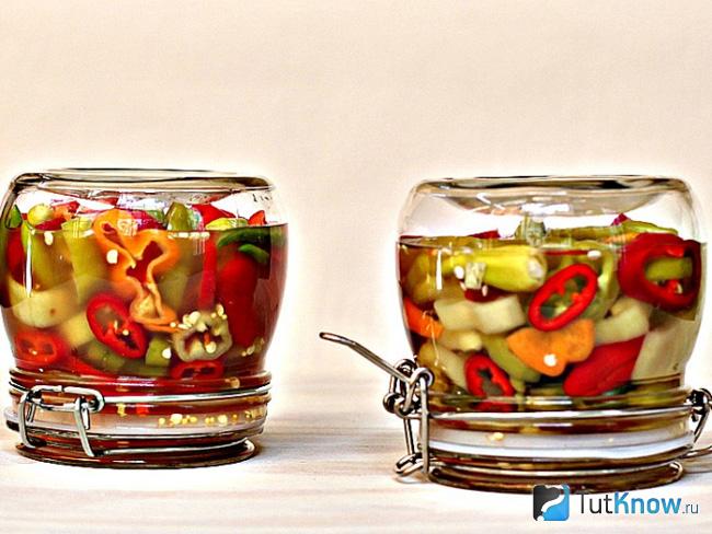 Маринованный горький перец кольцами