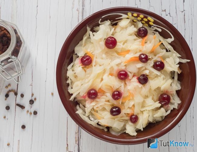 Квашеная капуста с клюквой