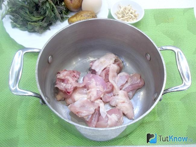 Мясо нарезано кусочками и сложено в кастрюлю