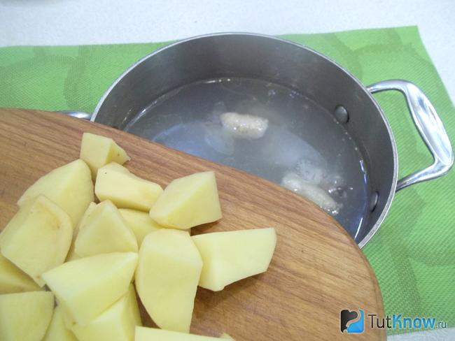 В кастрюлю добавлен картофель