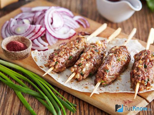 Люля кебаб из смешанного фарша на мангале