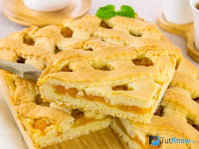 Пирог с абрикосами на кефире