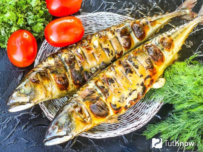 Скумбрия с луком на решетке на мангале