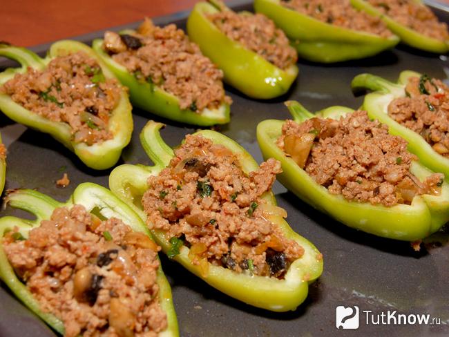 Рецепт половинок перцев фаршированных фаршем и рисом