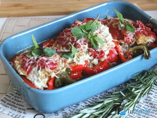 Половинки перца фаршированные куриным фаршем и овощами в духовке