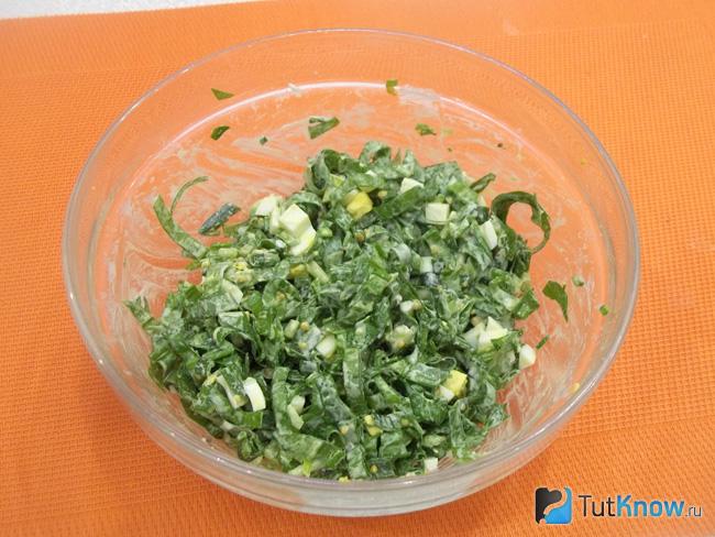 Готовый салат с черемшой и яйцами