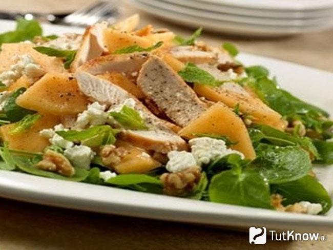 Салат с дыней и курицей